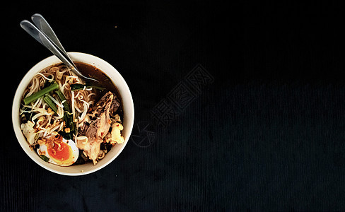 鸡蛋 蔬菜 猪骨架牛肉 勺子油炸面条黑色食物美食背景盘子筷子阳光烹饪图片