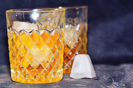 威士忌在玻璃杯中 有冰块酒精立方体极乐玻璃高清图片
