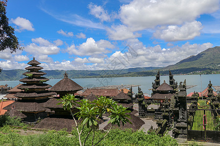 金塔马尼地区山谷上方的印度教祭坛 火山口 Batur 和湖泊的景色 在背景中升起巴图尔山 晴天与蔚蓝的蓝色拱门和洁白的云彩 自然图片