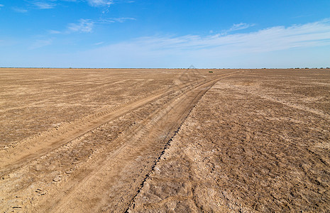 乌兹别克斯坦卡拉卡尔帕克斯坦的桑迪盐沙沙漠沙漠天空海景海岸线支撑用水阳光灾难海滩海岸图片