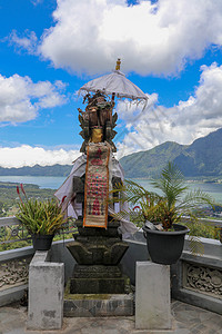 金塔马尼地区山谷上方的印度教祭坛 火山口 Batur 和湖泊的景色 阿邦山在背景中升起 晴天与蔚蓝的蓝色拱门和洁白的云彩 自然背图片