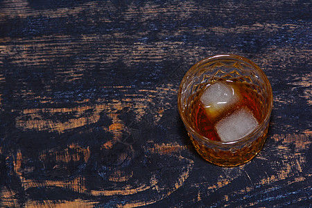 威士忌在玻璃杯中 有冰块玻璃酒精立方体极乐高清图片