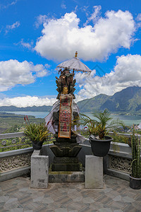 金塔马尼地区山谷上方的印度教祭坛 火山口 Batur 和湖泊的景色 阿邦山在背景中升起 晴天与蔚蓝的蓝色拱门和洁白的云彩 自然背背景图片