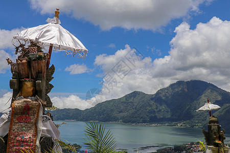 金塔马尼地区山谷上方的印度教祭坛 火山口 Batur 和湖泊的景色 阿邦山在背景中升起 晴天与蔚蓝的蓝色拱门和洁白的云彩 自然背图片