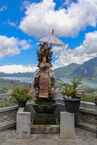 金塔马尼地区山谷上方的印度教祭坛 火山口 Batur 和湖泊的景色 阿邦山在背景中升起 晴天与蔚蓝的蓝色拱门和洁白的云彩 自然背背景图片