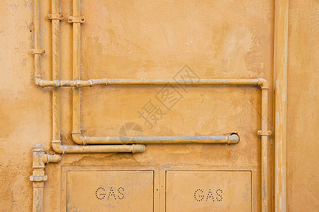 用甲烷气表保护金属箱抵挡石膏墙壁背景图片
