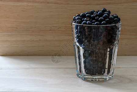 蓝莓在玻璃杯中 一天的维他命费图片