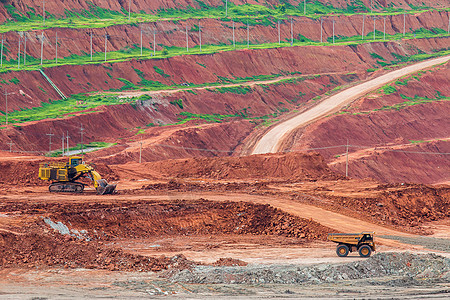 矿坑的一部分 大型采矿卡车在工作力量车辆机械土地矿物地球搬运工挖掘机工业矿石图片