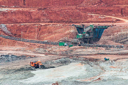 矿坑的一部分 大型采矿卡车在工作矿石搬运工黄色机器煤炭土地机械地球车辆矿物图片