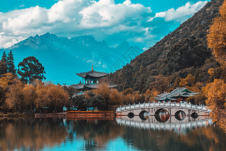 玉龙雪山和苏水B的美丽景色背景花园文化佛教徒地标建筑土地黑色图片