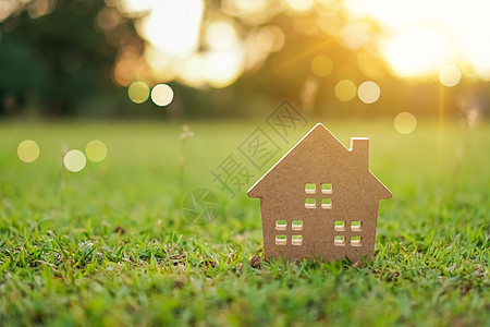 阳光背景绿草上的封闭式微型家庭模型财产七巧板销售生态住宅生活金融建造建筑学花园图片