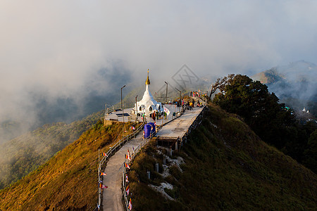 晨日的金光和薄雾的遮罩远足顶峰太阳环境假期旅游公园阳光旅行场景图片