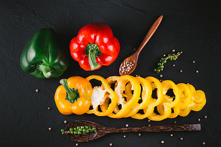 木制背景的三种甜辣椒 烹饪蔬菜沙拉桌子胡椒食物生活美食营养市场橙子团体图片