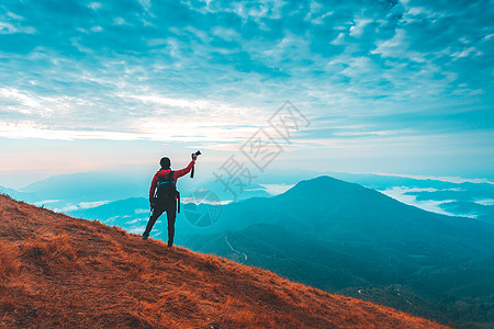 人类的休光月 在山顶举起手来顶峰后盾肾上腺素成功挑战理念男人冒险活动图片