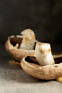 木板上新的饮食烹饪矿物蘑菇食物营养背景图片