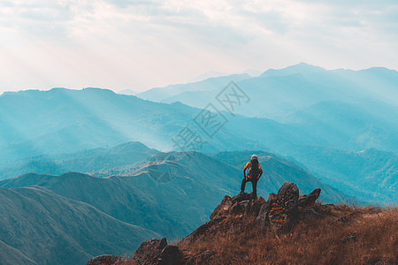 在山峰上举起手来 成功的人的休眠后盾肾上腺素冒险挑战理念男人顶峰援助图片