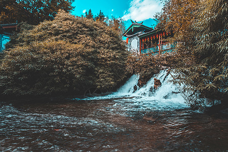 玉龙雪山和苏水B的美丽景色爬坡反射游客蓝色池塘宝塔地标天空公园旅行图片