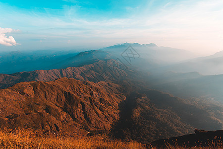 晨日的金光和薄雾的遮罩爬坡假期环境公园旅行风景草地幸福场景旅游图片