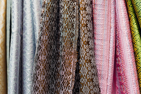 丝绸面料泰国和亚洲传统风格衣服装饰品工艺店铺纪念品织物女孩手工业奢华编织图片