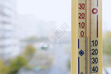与窗口相连的温度计窗户测量城市气候环境季节白色温度房子指标图片