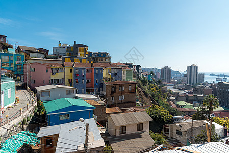 查看瓦尔帕莱索多彩的房屋太阳拉丁晴天殖民建筑物港口城市旅行地标爬坡图片