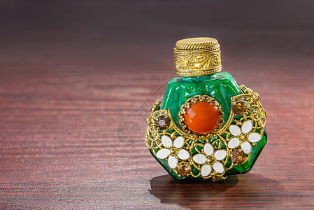 绿色翡翠中的小东方香水瓶艺术花丝装饰品历史性瓶子桌子古董香味传统香水图片