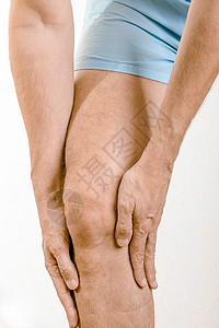 运动员男人对四分形感到痛苦疼痛伤害小牛按摩治疗股骨十字形成人身体护膝图片