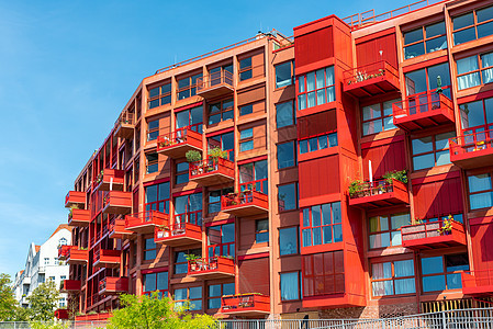 新的红红色多家庭公寓房图片