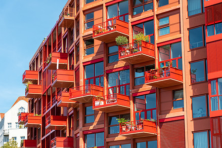 现代红红色多家庭公寓房图片
