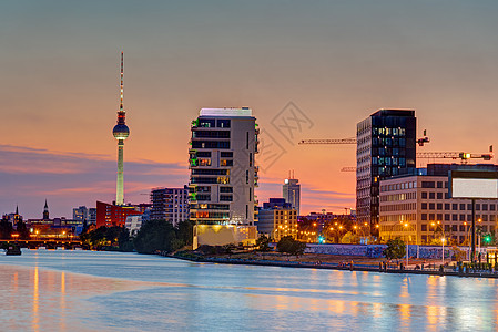 柏林斯普里河的黄昏起重机蓝色景观河岸首都地标日落天际电视旅游图片