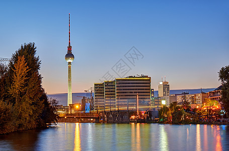 柏林斯普里河的黄昏建筑学城市首都旅游全景日落天际电视天空起重机图片