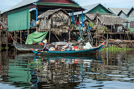 经过柬埔寨漂浮村的装船渡越柬埔寨图片