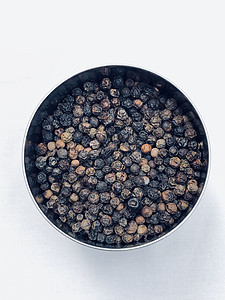 黑胡椒 碗里有白色背景的黑辣椒背景图片