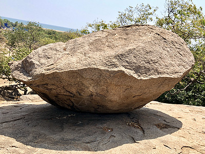 马哈巴利普兰古迹中的古石爬坡地方地标公园天空蓝色哺乳动物旅游树木石头图片