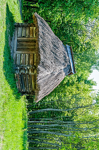 典型的乌克兰古董屋花园国家村庄建筑学民间栅栏旅行历史性木头材料图片