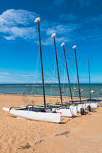 4名迦太马人躺在海边沙滩上海岸旅游游艇帆船晴天运动旅行天堂海浪地标图片