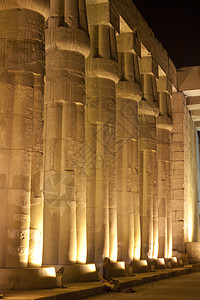 夜间在鲁克索寺的柱子上寺庙法老纪念碑旅行象形点燃石头雕刻大厅柱柱图片