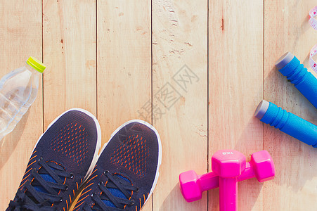 地板上的健身设备哑铃力量活动跑步手机卫生闲暇重量蓝色身体图片
