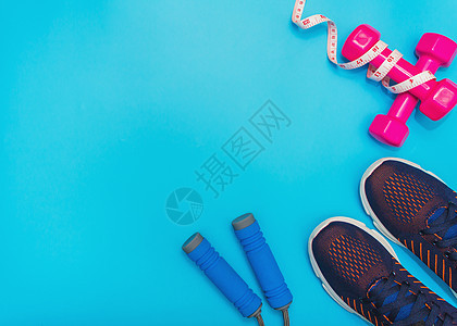 地板上的健身设备力量哑铃营养运动重量有氧运动训练健身房跑步练习图片