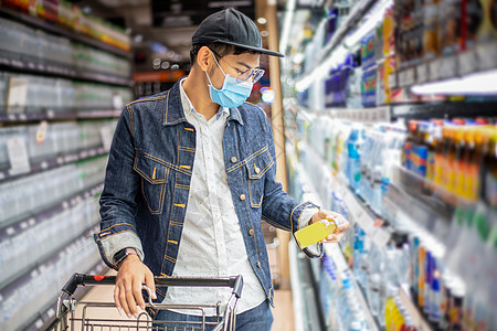 亚洲男子购买和购物食物 以在乔维奇爆发期间囤积杂货店铺流感蔬菜库存架子预防恐慌男性零售图片