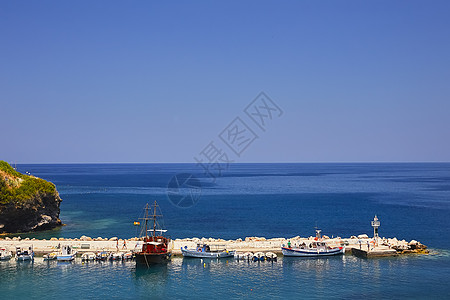 巴厘岛 希腊克里特岛  2019 年 6 月 5 日 巴厘岛海港的美丽海景石头水运海滩海水旅行游泳天气盐水季节摩托艇图片