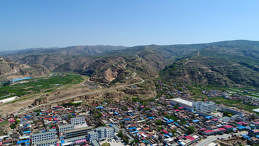 沿干旱的梯田农场firld山边小贫困城镇的空中景象建筑爬坡景观地标城市街道遗产文化村庄全景图片