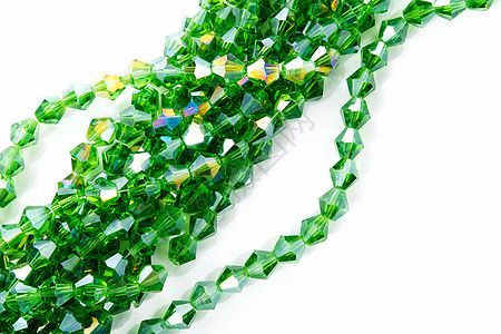 白色背景上的绿色玻璃闪光水晶 Isoalted 珠 用于 DIY 串珠首饰工艺爱好蓝色风格石头奢华珠子配饰手镯钻石图片