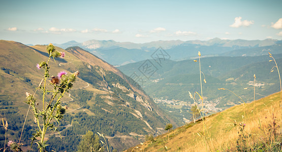 Pla D Adet 滑雪胜地的比利牛人视图森林远足高度马戏团石头山脉荒野旅行旅游风景背景图片