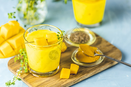 黄色印度芒果酸奶 喝芒果拉西或冰沙甜点酸奶豆蔻食物早餐异国情调饮食牛奶热带图片