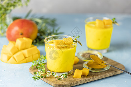 黄色印度芒果酸奶 喝芒果拉西或冰沙奶制品果汁情调热带饮料早餐藏红花饮食香料酸奶图片