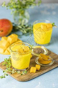 黄色印度芒果酸奶 喝芒果拉西或冰沙甜点奶制品玻璃水果豆蔻饮料情调藏红花薄荷香料图片