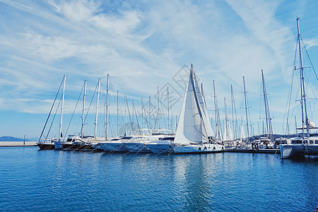地中海海岸港口的游艇和船只 旅行和闲暇时间海洋帆船运输岛屿航行渡船水景旅游蓝色假期图片