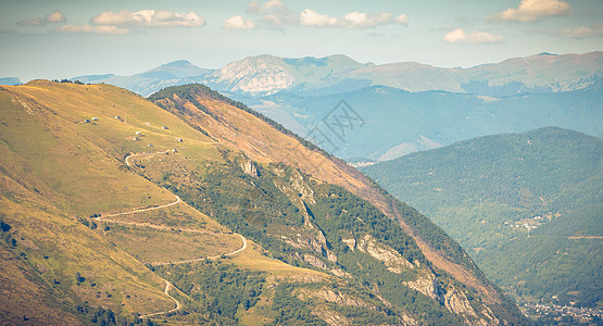 Pla D Adet 滑雪胜地的比利牛人视图蓝色石头远足天空风景全景马戏团爬坡旅游森林图片