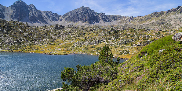 Estany 原始湖爬坡旅行公园地标底漆镜子森林山脉旅游风景图片